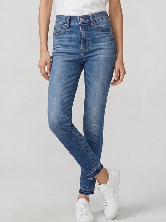 Aritzia Denim - Denim Forum Girls Mid Rise Skinny Crop Jeans - Size 26